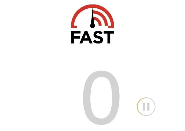 FAST.com starting a speed test with a grey number and pause icon